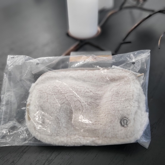 Lululemon Everywhere Fleece Belt Bag (Light Ivory) - Picture 10 of 13